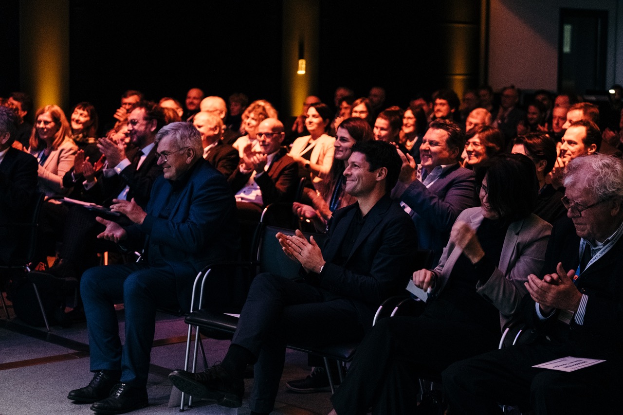 Presiträger und Publikum bei der 18. Verleihung der Otto Brenner Preise 2022