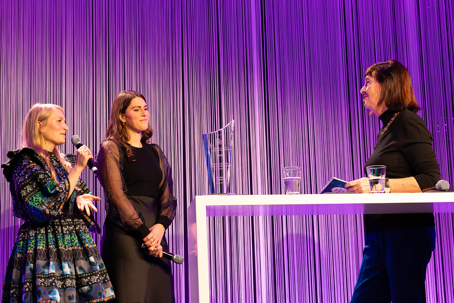 Die Gewinnerinnen des 3. Otto Brenner Preis, Carmen Maiwald und Vanessa Materla, im Gespräch mit Sonia Mikich.