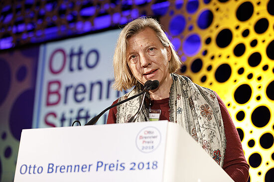 Henriette Löwisch, Mitglied der Jury, hält ihre Laudatio auf die Gewinnerinnen des 1.Preises.