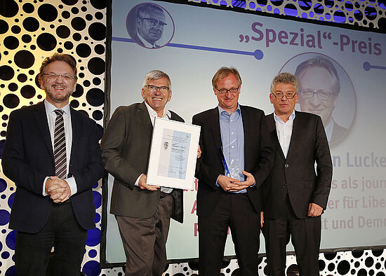 „Spezial“-Preisträger Albrecht von Lucke zusammen mit Jurymitglied Heribert Prantl, Jörg Hofmann und Jupp Legrand.