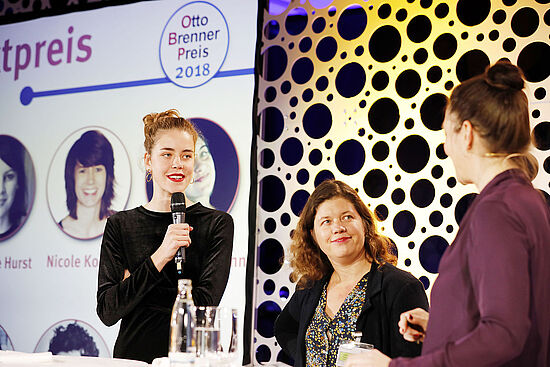 Nora Nagel (bildundtonfabrik) und Julia Friedrichs (WDR) von „Docupy“ im Gespräch mit Anja Höfer.
