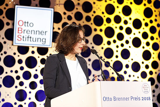 Isabel Schayani, Mitglied der Jury, hält die Laudatio für den Newcomerpreis.