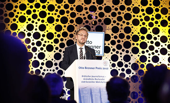 Jurymitglied Heribert Prantl hält seine Laudation für den Gewinner des 2.Preises.