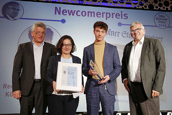 Newcomerpreisträger Jonah Lemm zusammen mit Jupp Legrand, Jurymitglied Isabel Schayani und Jörg Hofmann.