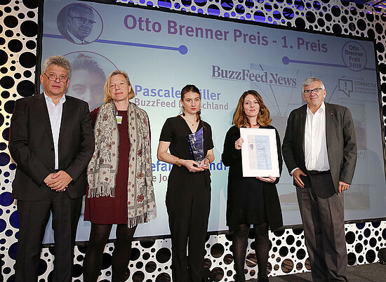 Pascale Mueller und Stefania Prandi, Gewinnerinnen des 1. Preises, zusammen mit Jupp Legrand, Jurymitglied Henriette Löwisch und Jörg Hofmann.