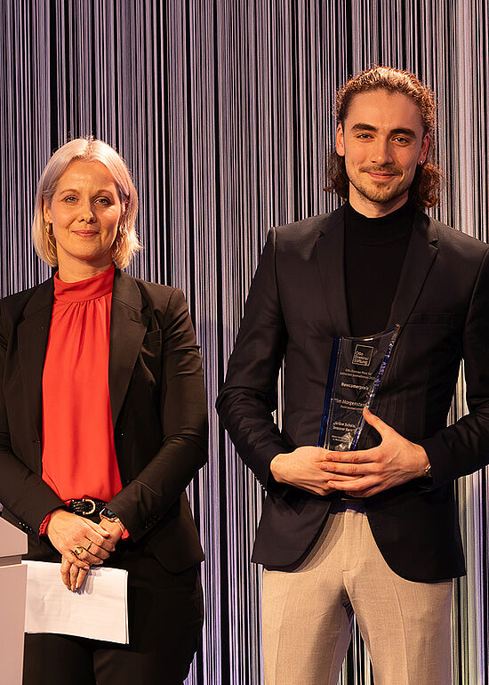 Jurymitglied Nicole Diekmann mit Tim Morgenstern, dem diesjährigen Gewinner des Newcomer-Preises.