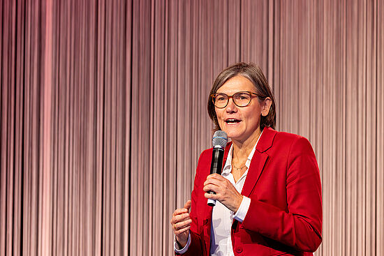 Christiane Benner, die neue erste Vorsitzende der IG Metall, begrüßt die Gäste der Preisverleihung.