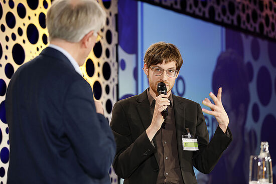 Bernd Kramer, Gewinner des Recherche-Stipendiums 2017, im Gespräch mit Jurymitglied Volker Lilienthal.