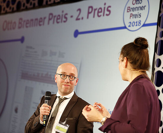 Frederik Bombosch, Gewinner des 2.Preises, zusammen im Gespräch mit Anja Höfer.