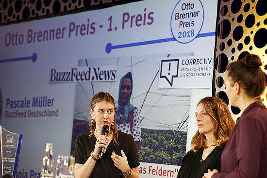 Die beiden Gewinnerinnen des 1. Preises, Pascale Mueller und Stefania Prandi, im Gespräch mit Anja Höfer.