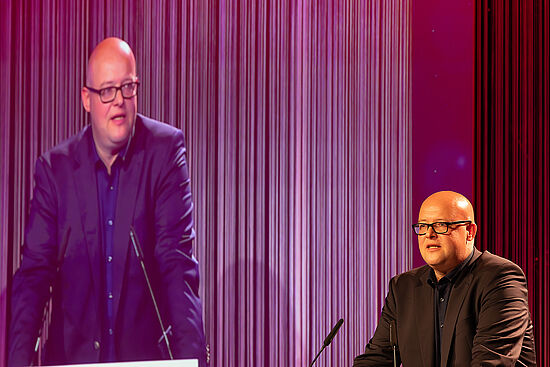 In seiner Festrede blickt Prof. Dr. Leonhard Dobusch in die Zukunft des öffentlich-rechtlichen Rundfunks. Seine positive These: Die besten Zeiten öffentlich-rechtlicher Medien liegen vor uns.