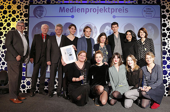 Medienprojektpreisgewinnerteam „Docupy“ (bestehend aus WDR und bildundtonfabrik) zusammen mit Jörg Hofmann, Jurymitglied Harald Schumann und Jupp Legrand.