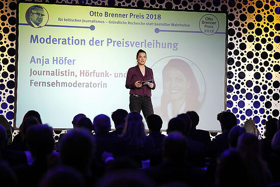 Anja Höfer, Moderatorin der Preisverleihung, begrüßt das Publikum.