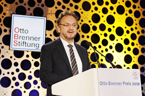 Jurymitglied Heribert Prantl hält die Laudatio für den „Spezial“-Preisträger.