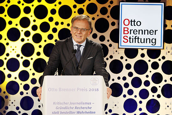 Armin Wolf hält seine Festrede zu Beginn der Preisverleihung über die Krise des Journalismus.