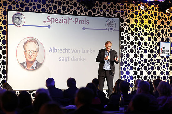 „Spezial“-Preisträger Albrecht von Lucke resümiert den Abend und bedankt sich bei der Otto Brenner Stiftung.