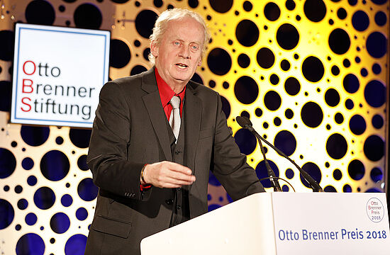 Harald Schumann, Mitglied der Jury, hält die Laudatio für den Medienprojektpreis.