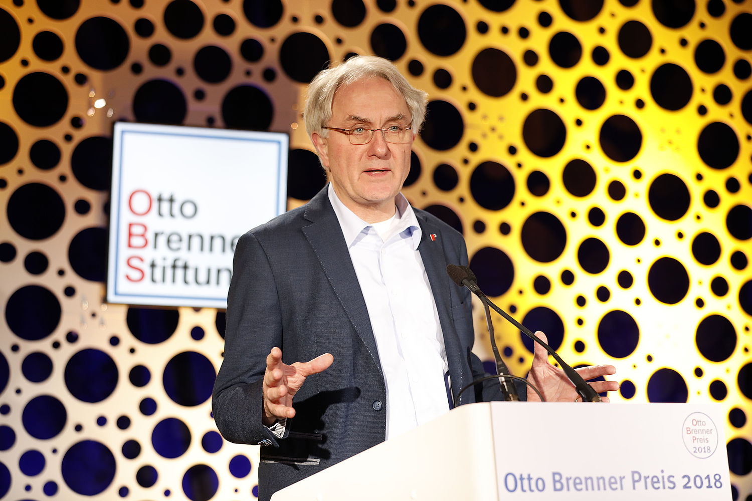 Jurymitglied Volker Lilienthal hält seine Laudatio für den Gewinner des 3. Preises.