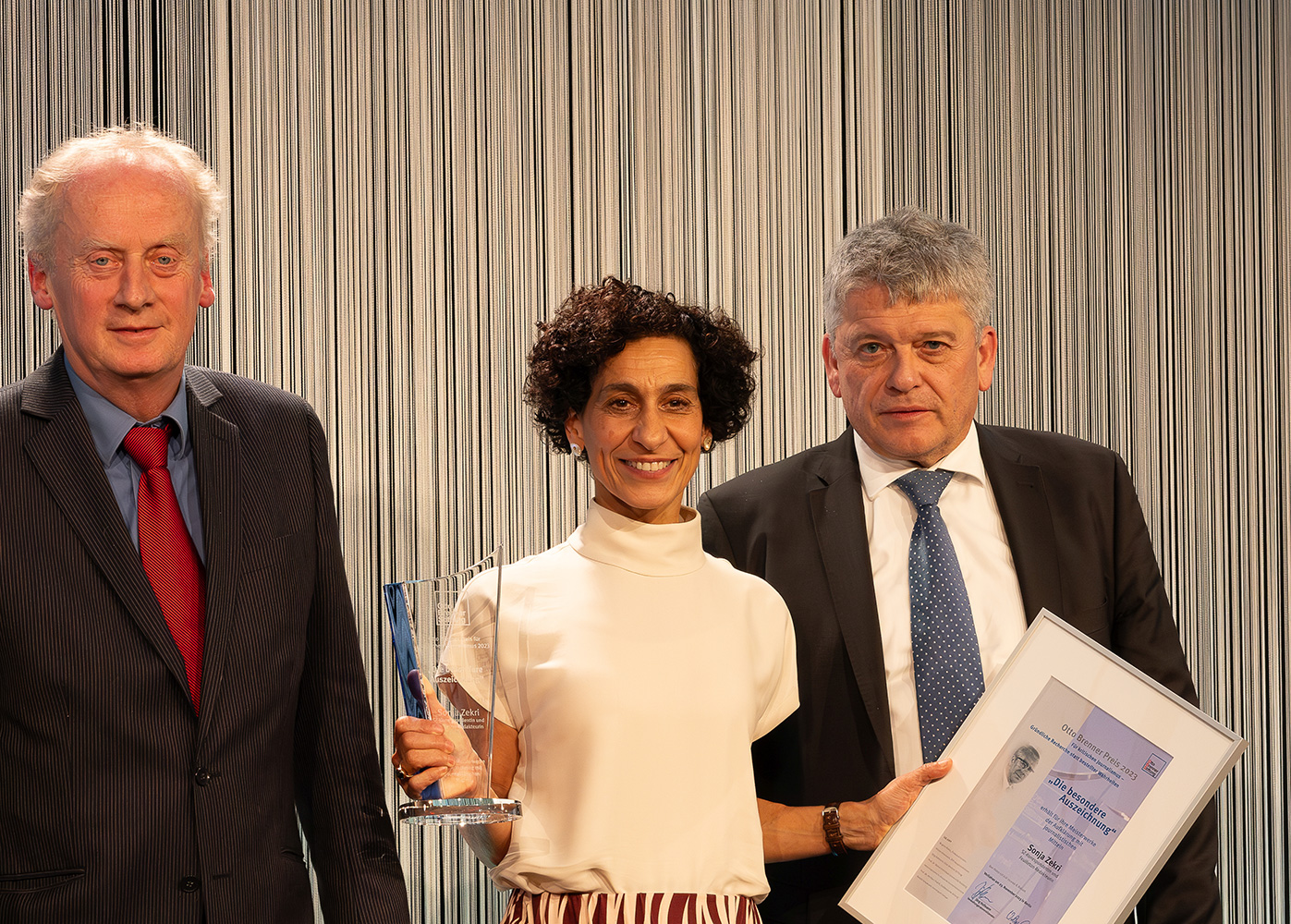 Sonja Zekri erhält in diesem Jahr „Die besondere Auszeichnung“ für ihre außergewöhnliche journalistische Arbeit. Mit der glücklichen Preisträgerin freuen sich Jurymitglied Harald Schumann und OBS-Geschäftsführer Jupp Legrand.