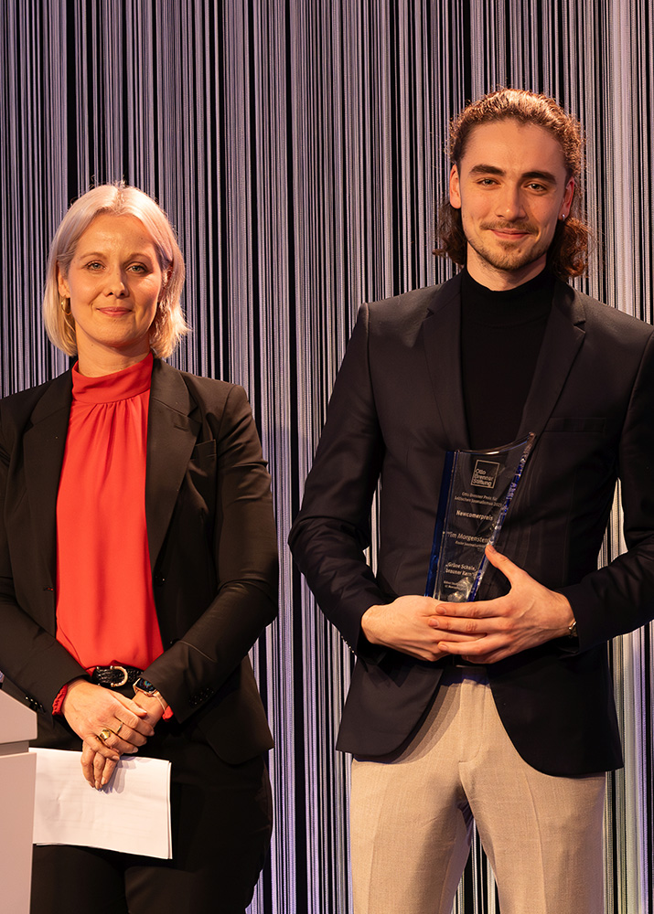 Jurymitglied Nicole Diekmann mit Tim Morgenstern, dem diesjährigen Gewinner des Newcomer-Preises.