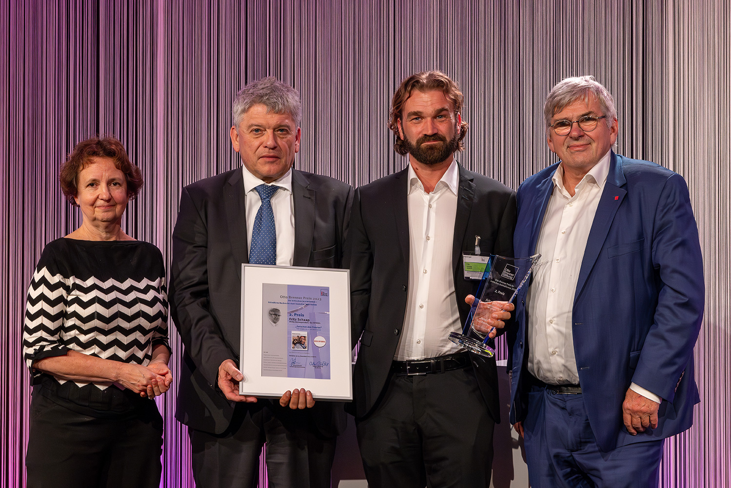 Fritz Schaap gewinnt den 2. Otto Brenner Preis. Hier zusammen mit Brigitte Baetz, Jupp Legrand und Jörg Hofmann.
